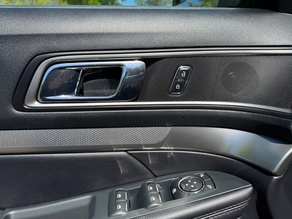 Used 2018 Ford Explorer XLT AWD/4WD image 12