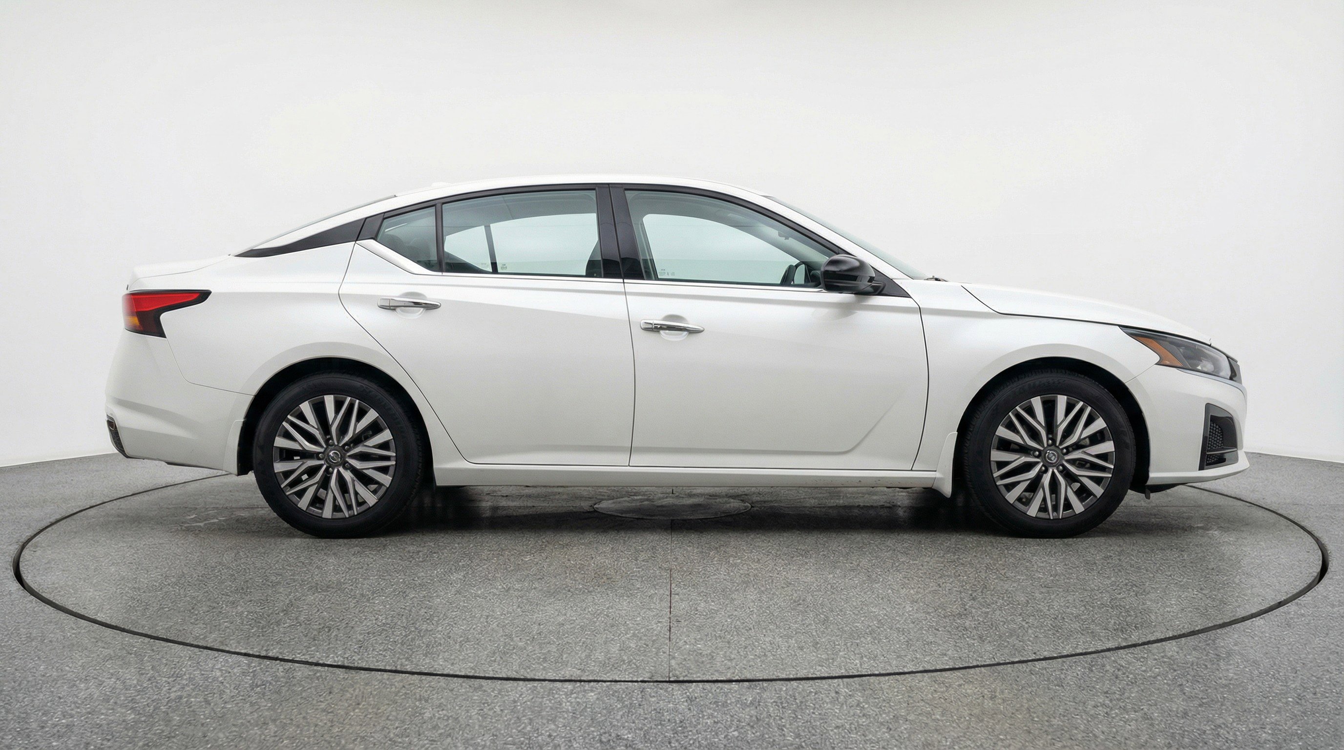 Used 2025 Nissan Altima 2.5 SV image 11