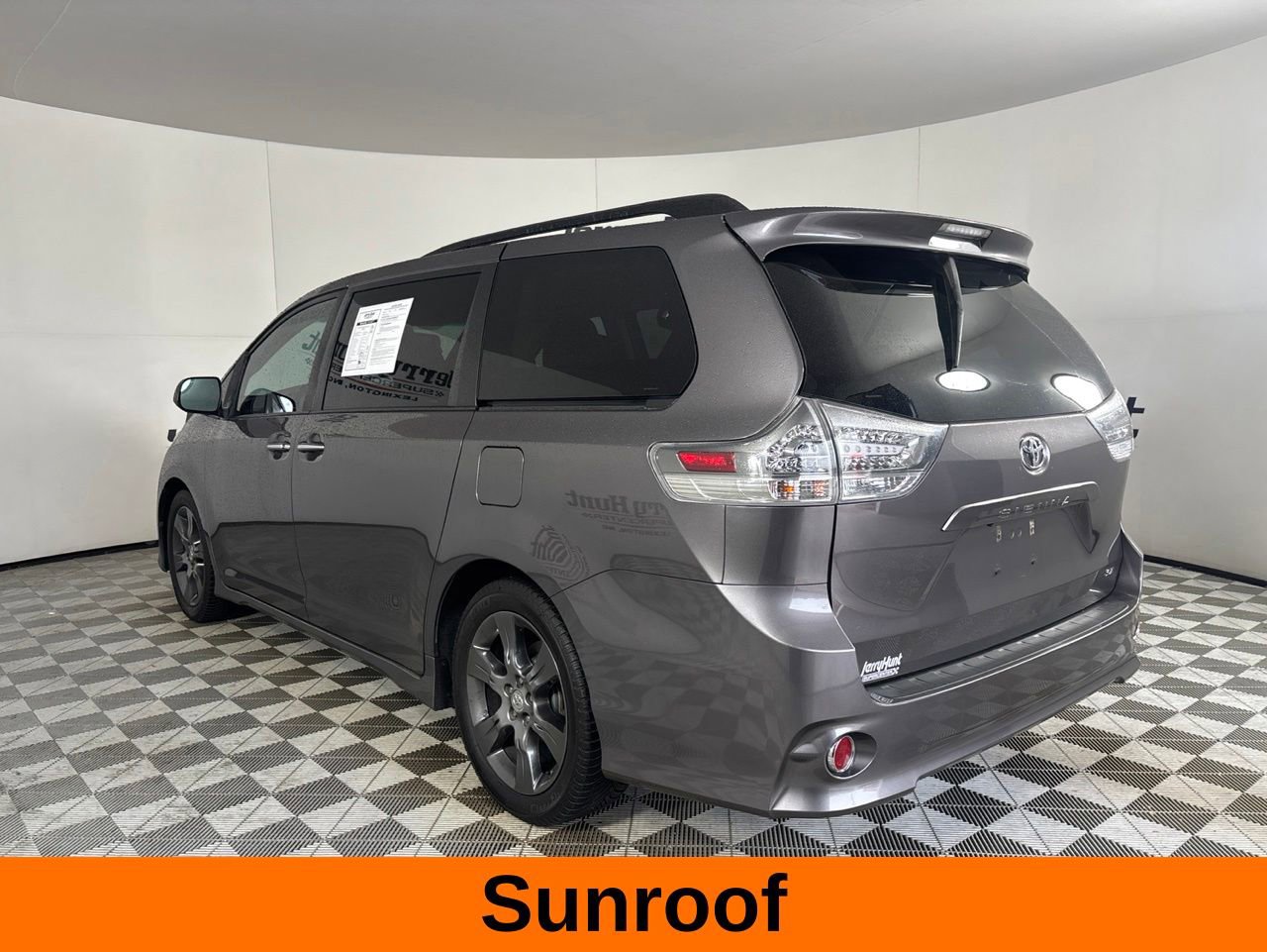 Used 2016 Toyota Sienna SE w/ SE Preferred Package FWD image 8