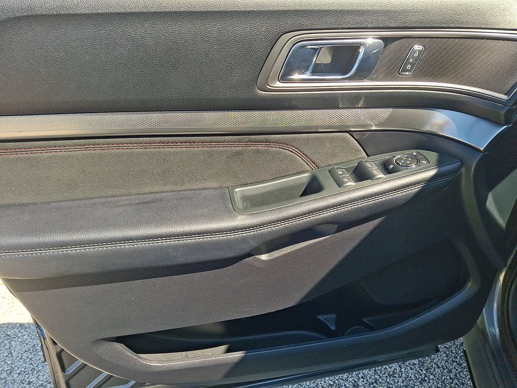 Used 2019 Ford Explorer XLT w/ Equipment Group 202A AWD/4WD image 13
