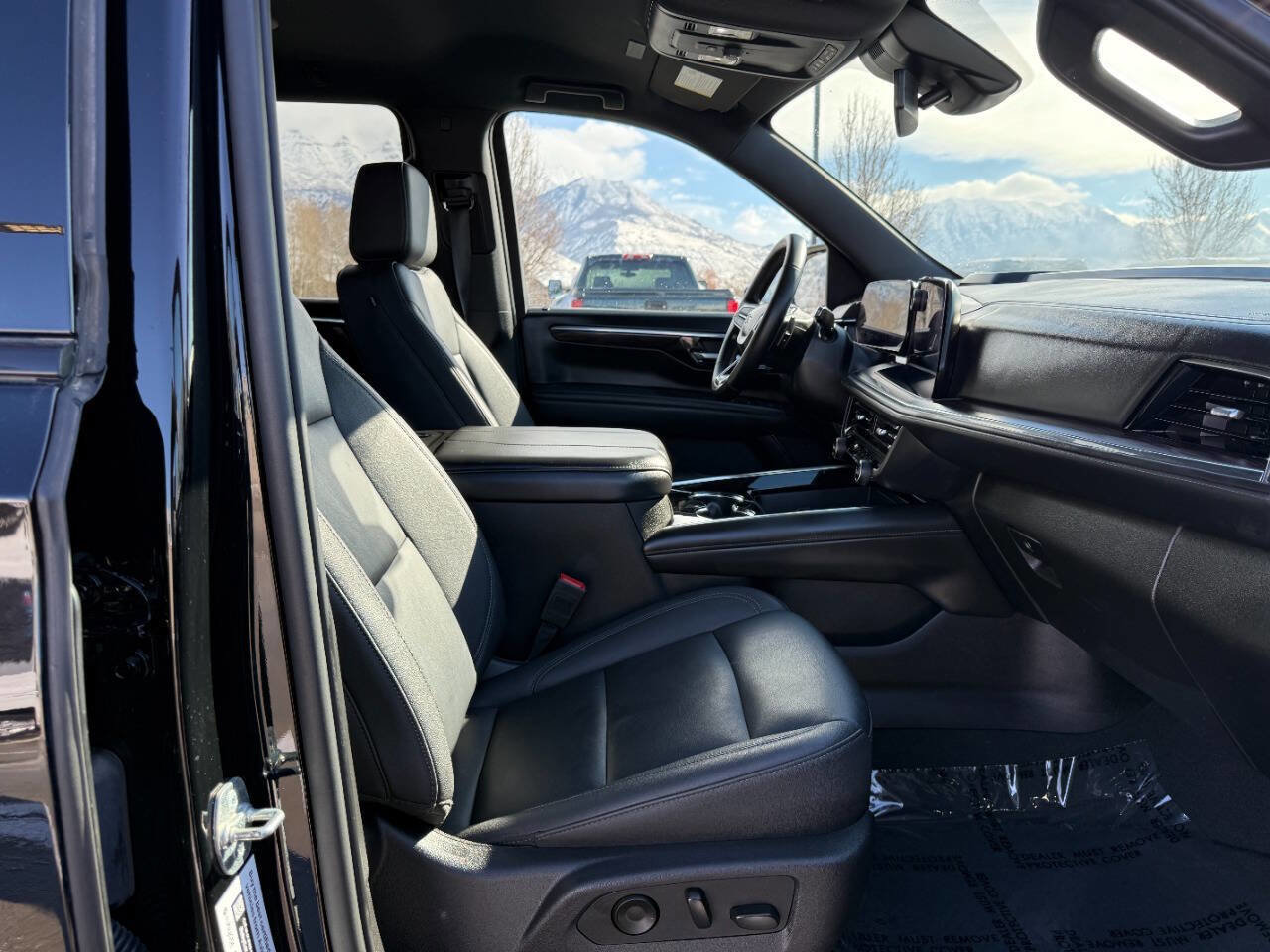 Used 2025 Chevrolet Suburban Z71 image 25