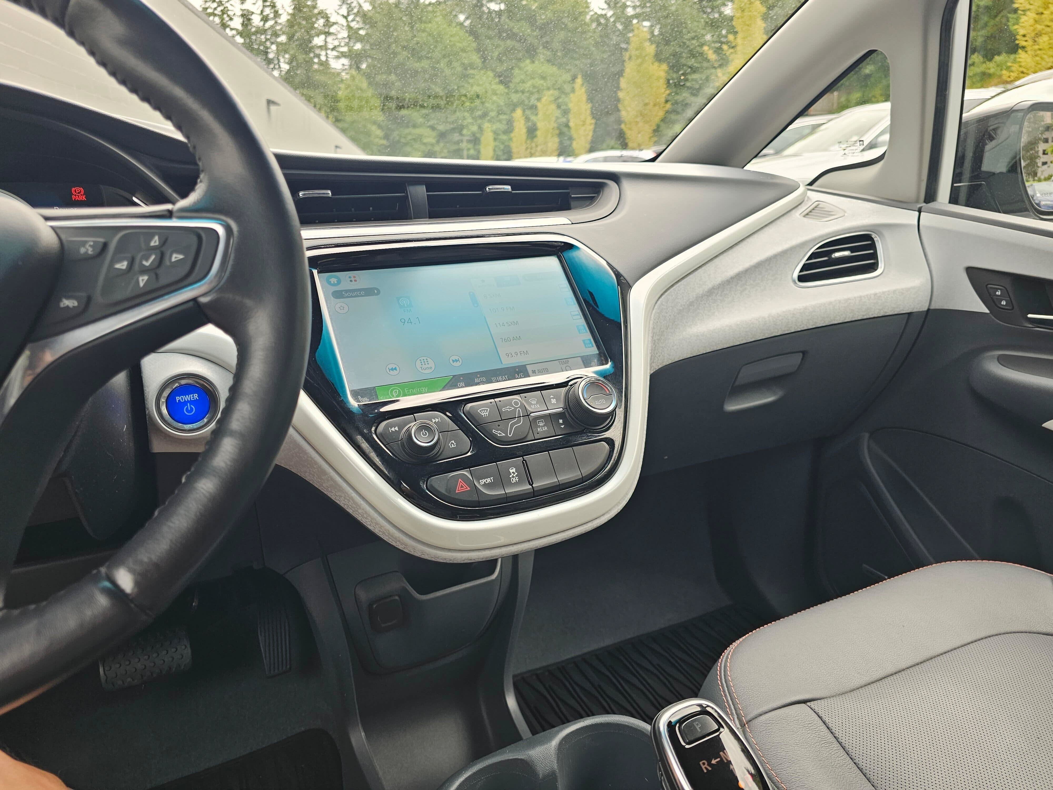 Used 2019 Chevrolet Bolt Premier w/ Infotainment Package FWD image 27