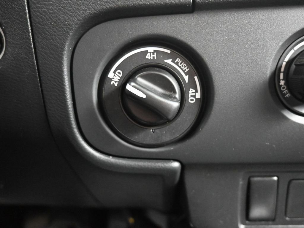 Used 2025 Nissan Frontier SV image 16