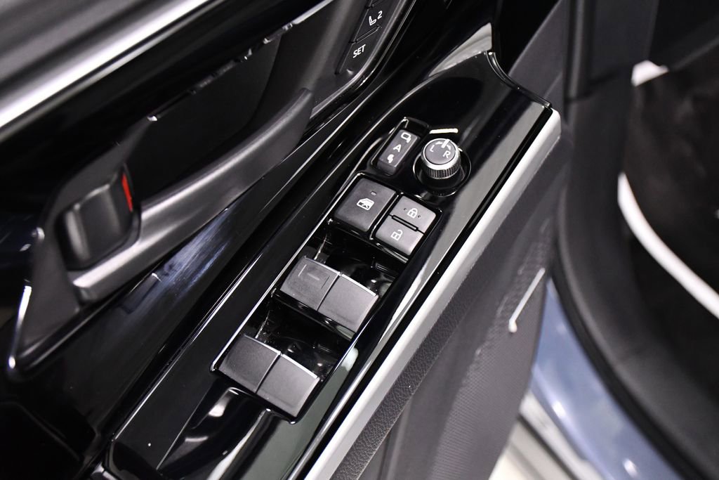 Used 2025 Subaru Solterra Limited w/ Limited Convenience Package image 18