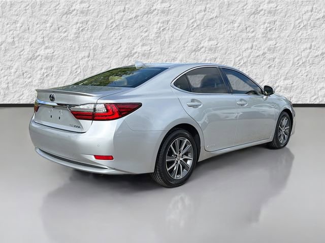 Used 2016 Lexus ES 300h w/ Luxury Package w/Wood Trim image 3
