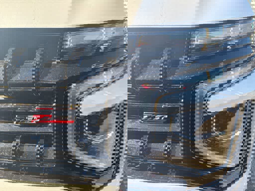 Used 2025 Chevrolet Suburban Z71 image 2