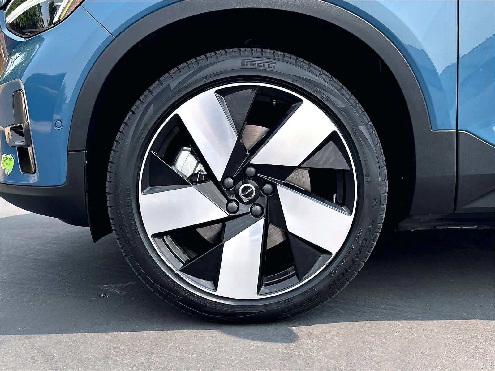 Used 2023 Volvo XC40 Recharge Ultimate AWD/4WD image 12