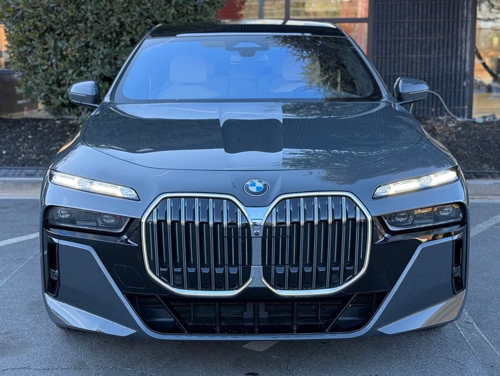 Used 2023 BMW 760i xDrive w/ Executive Package AWD/4WD image 3