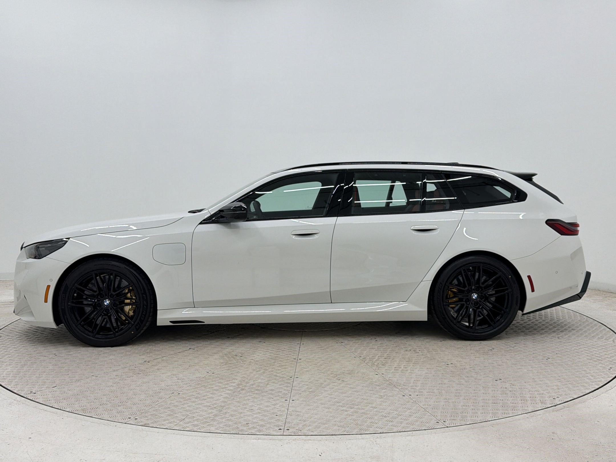 New 2027 BMW M5 Touring AWD/4WD image 2