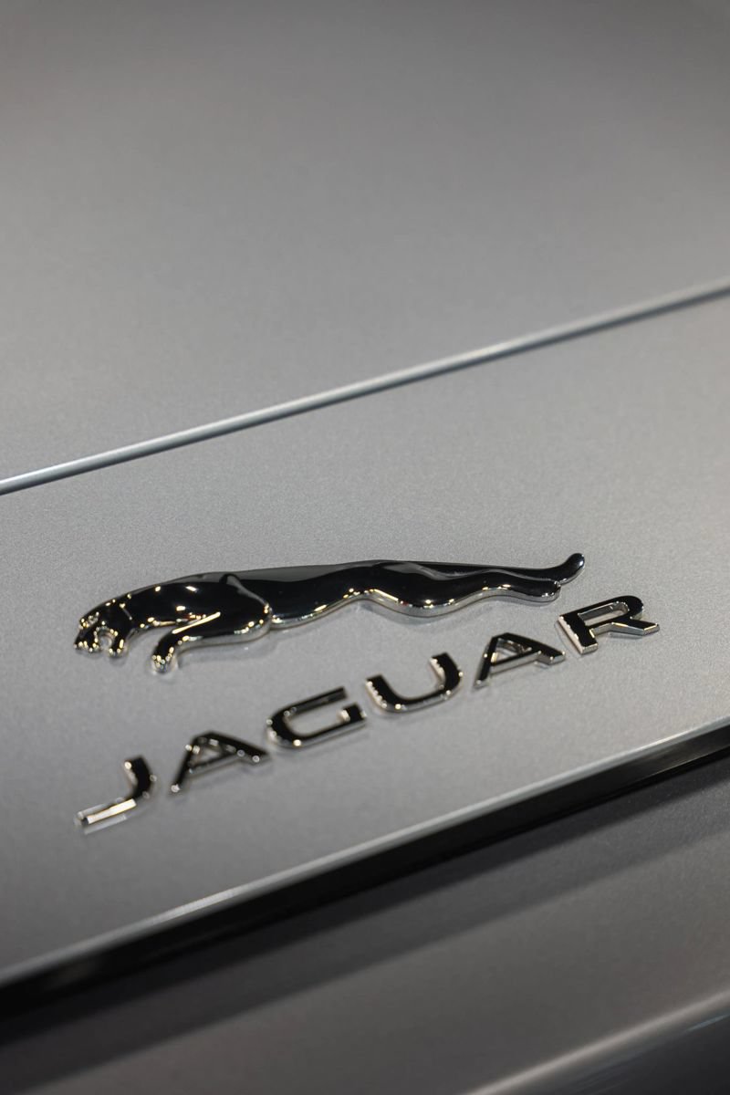 Used 2020 Jaguar F-TYPE Convertible RWD image 9