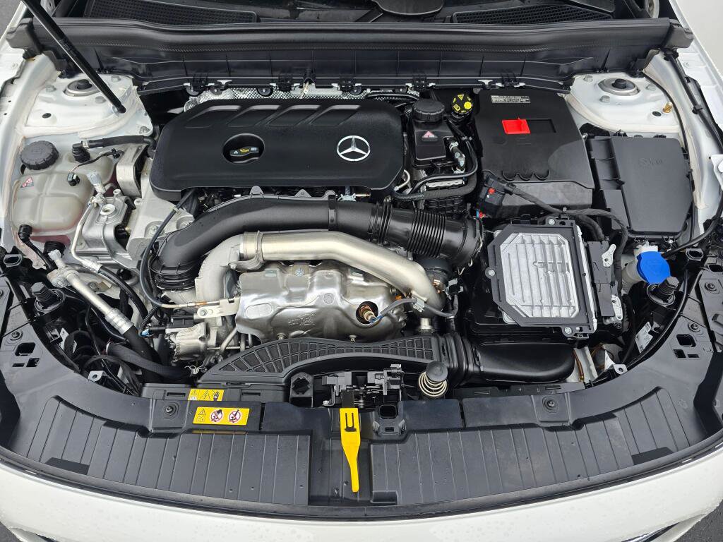 Used 2025 Mercedes-Benz GLB 250 4MATIC image 10