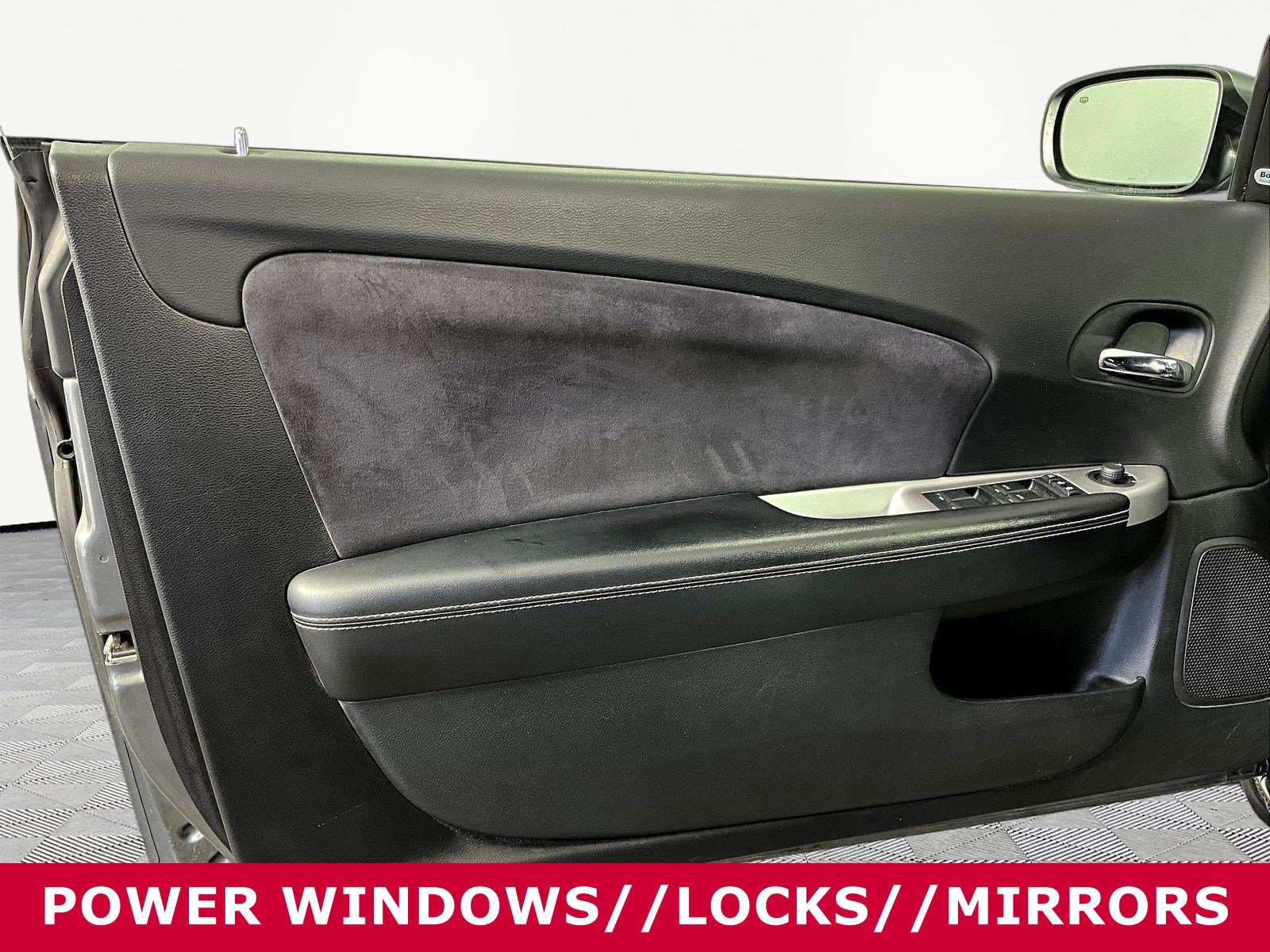 Used 2011 Chrysler 200 S FWD image 17