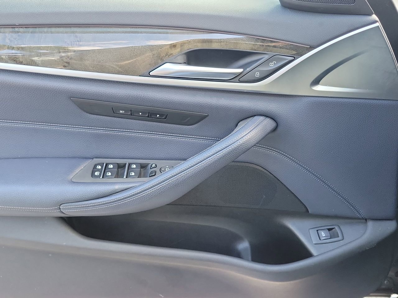 Used 2019 BMW 540i w/ Executive Package image 26