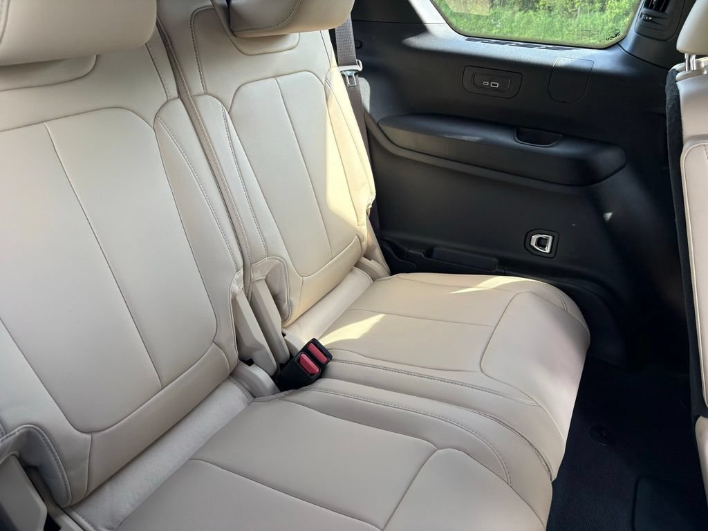 Used 2023 Jeep Grand Cherokee L Limited AWD/4WD image 40