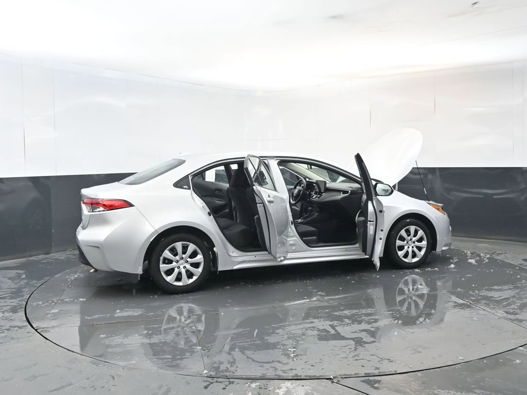 Used 2025 Toyota Corolla LE image 30