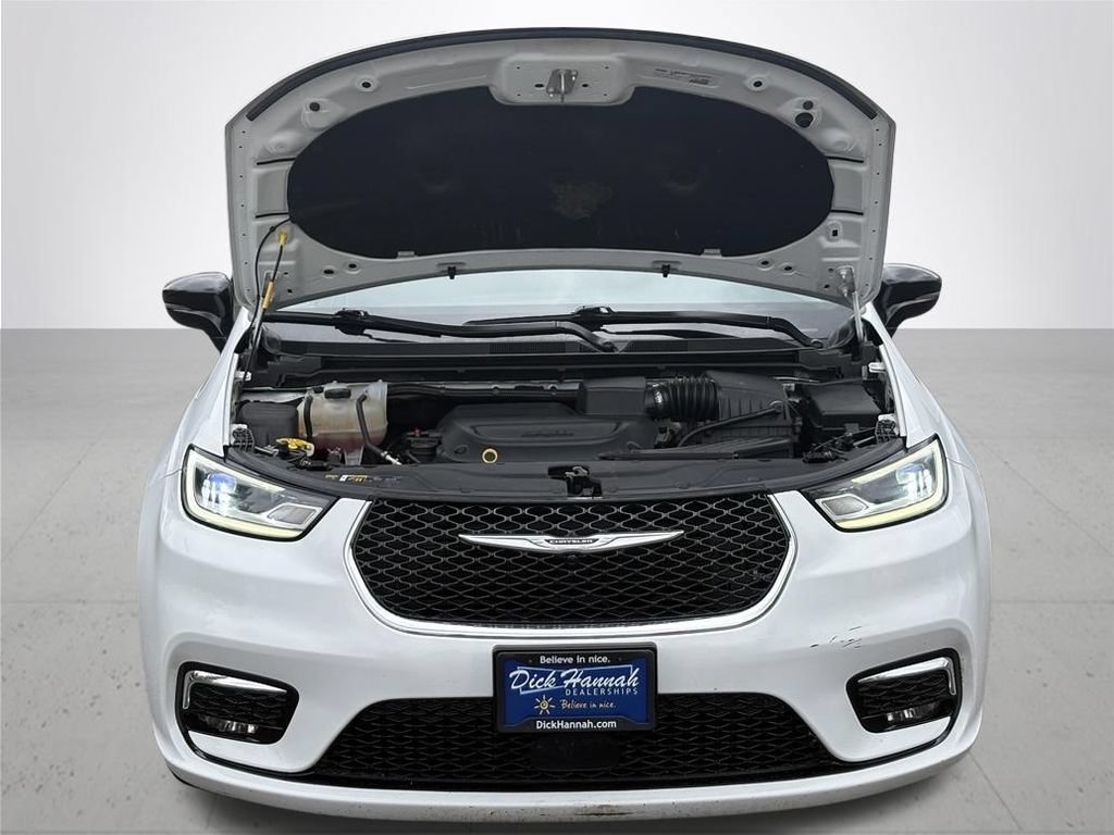 Used 2024 Chrysler Pacifica Touring-L FWD image 3