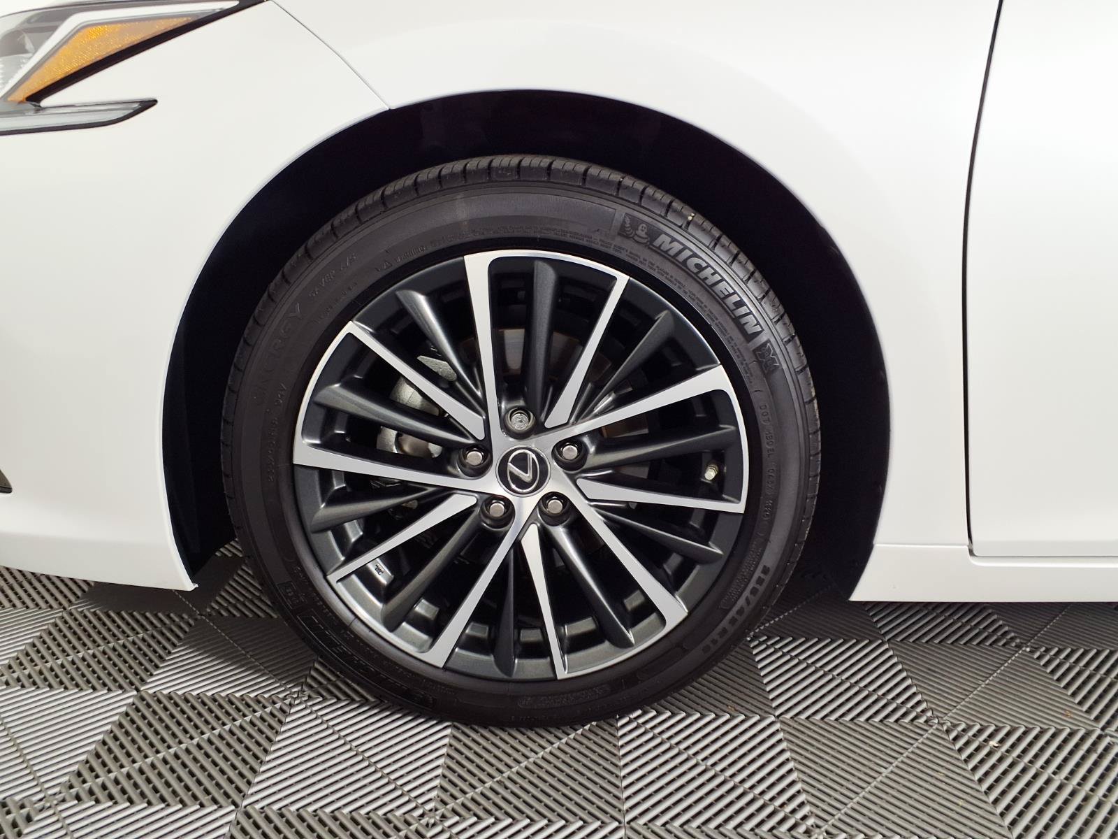Used 2025 Lexus ES 300h w/ Premium Package FWD image 7
