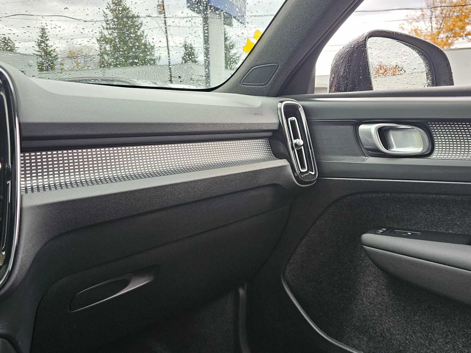 Certified 2025 Volvo XC40 B5 Plus image 28