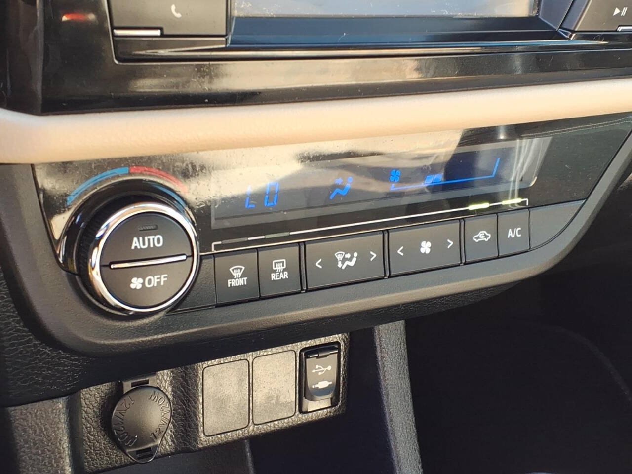 Used 2016 Toyota Corolla LE FWD image 19