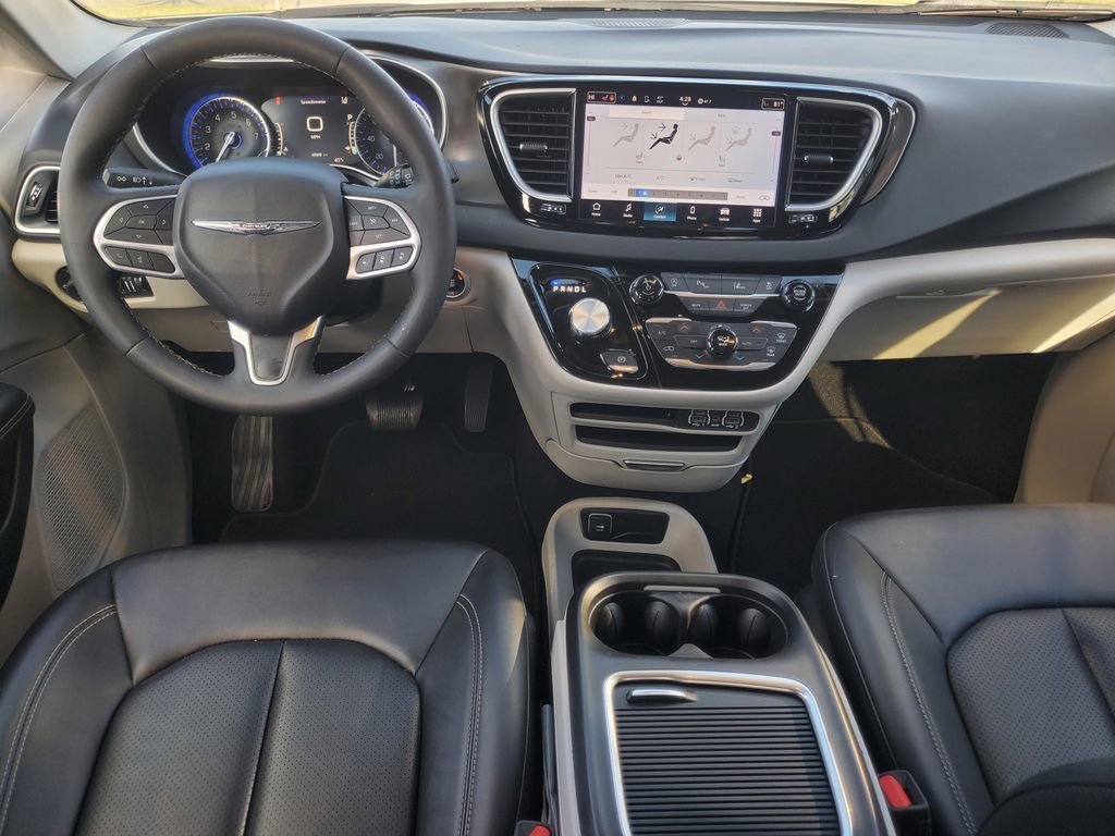 Used 2024 Chrysler Pacifica Touring-L image 31
