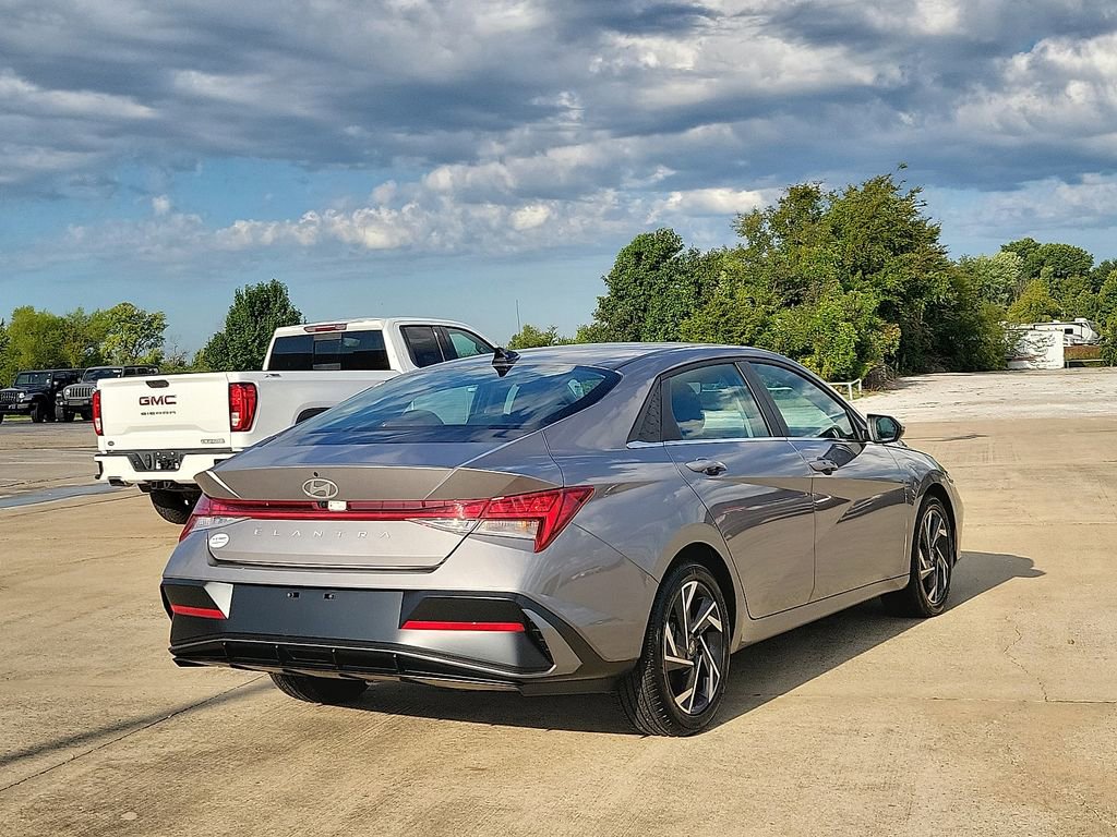Used 2024 Hyundai Elantra SEL w/ Convenience Package image 5