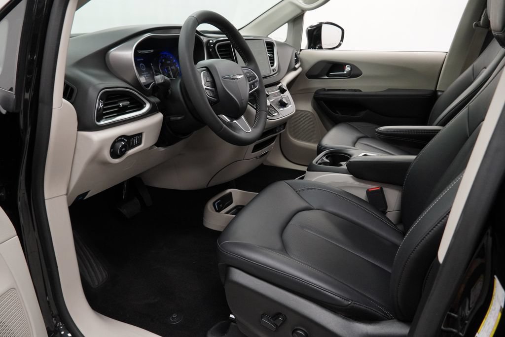 Certified 2024 Chrysler Pacifica Touring-L FWD image 18