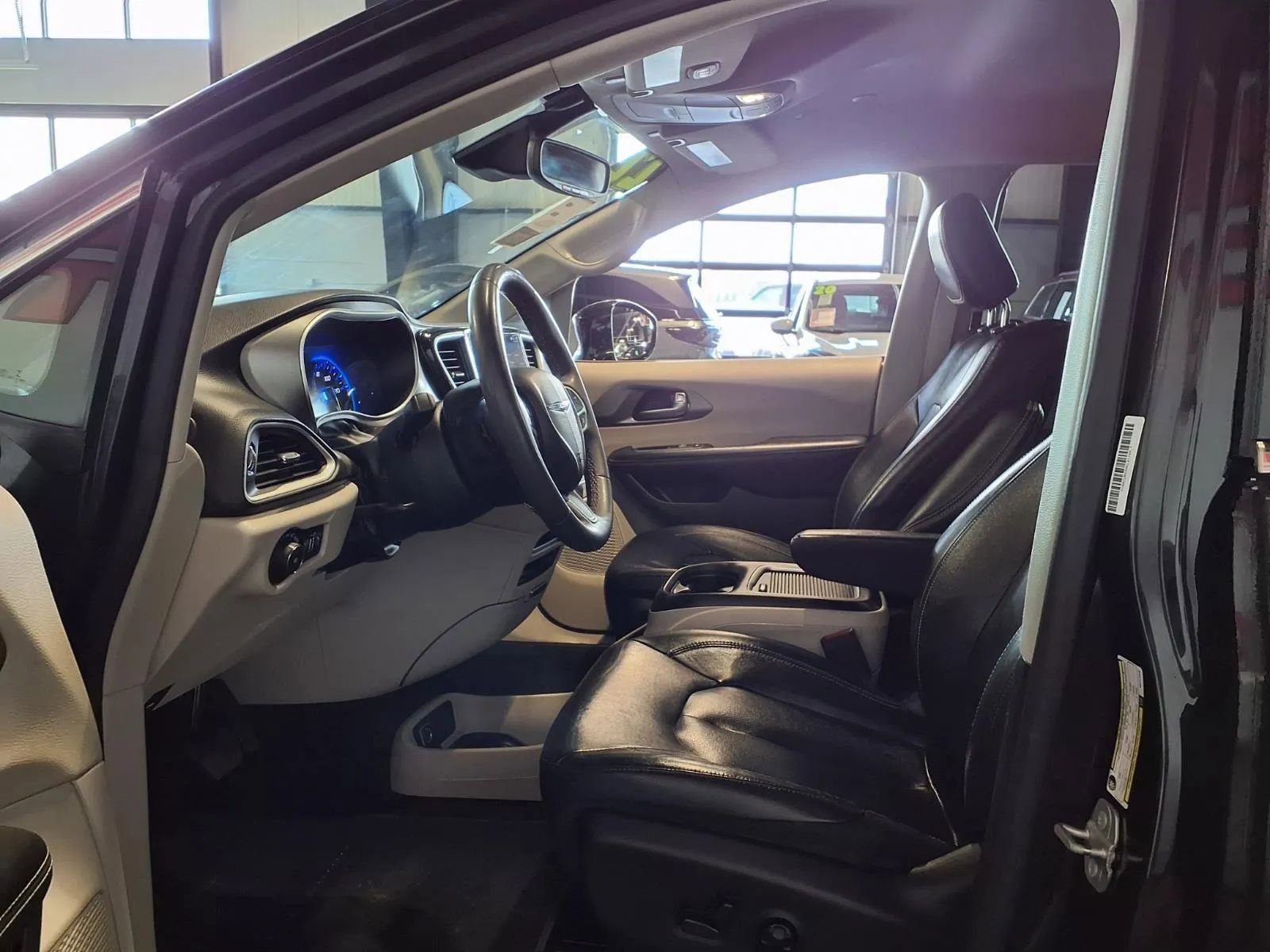 Used 2022 Chrysler Pacifica Touring-L w/ Uconnect Theater Family Group image 16