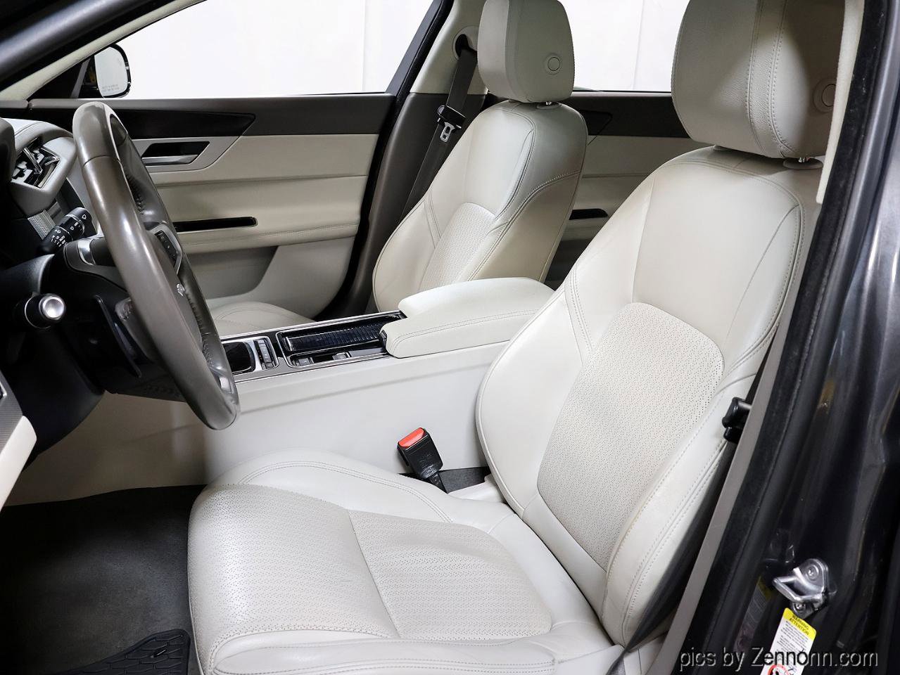 Used 2020 Jaguar XF Prestige image 11