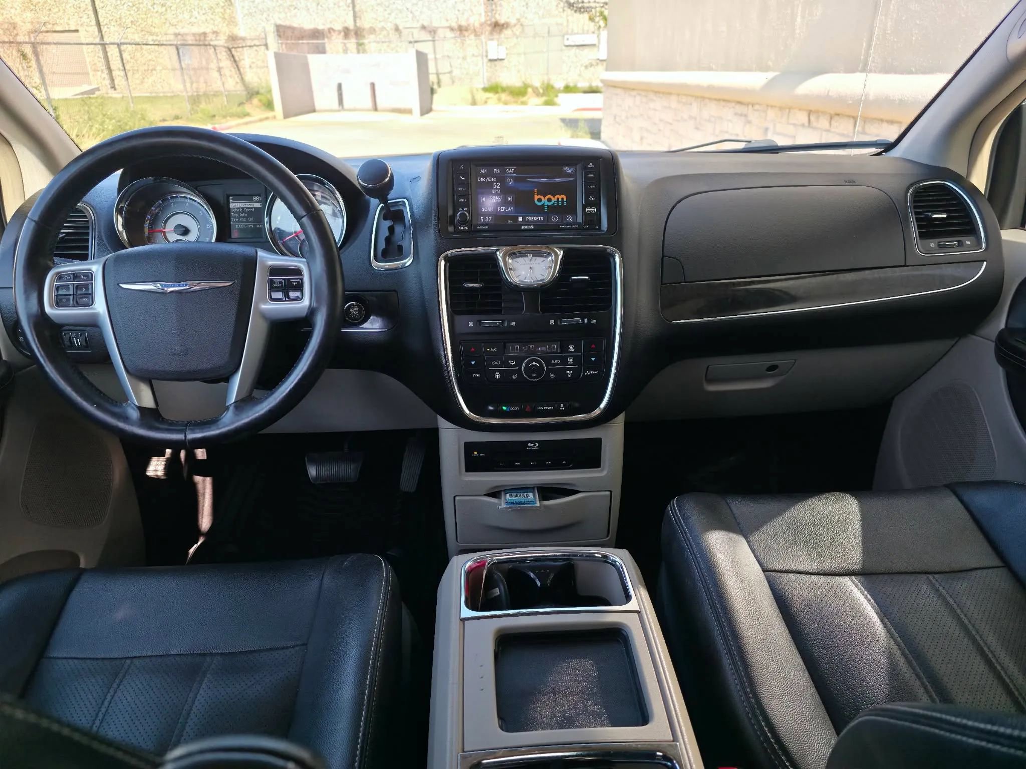 Used 2014 Chrysler Town & Country Touring-L w/ Driver Convenience Group FWD image 12