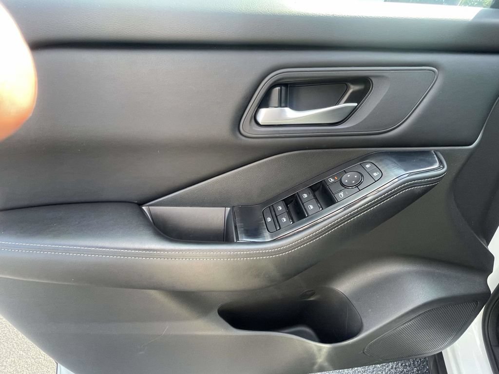 Used 2025 Nissan Rogue SV FWD image 19