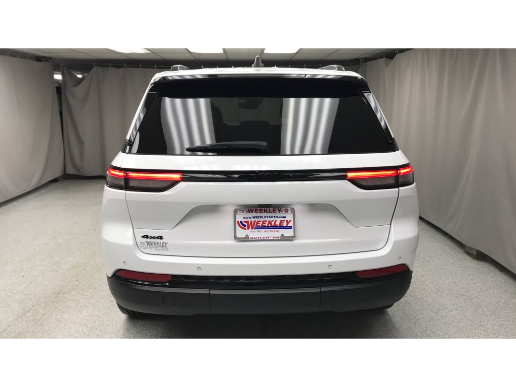 Used 2023 Jeep Grand Cherokee Altitude image 3