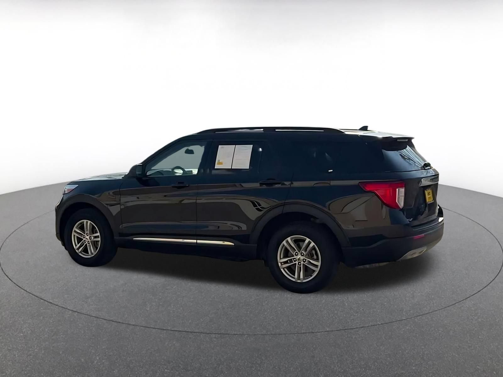 Used 2024 Ford Explorer XLT w/ Equipment Group 202A AWD/4WD image 9