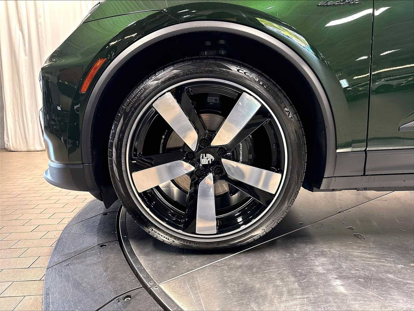 Used 2026 Porsche Macan 4 Electric AWD/4WD image 13