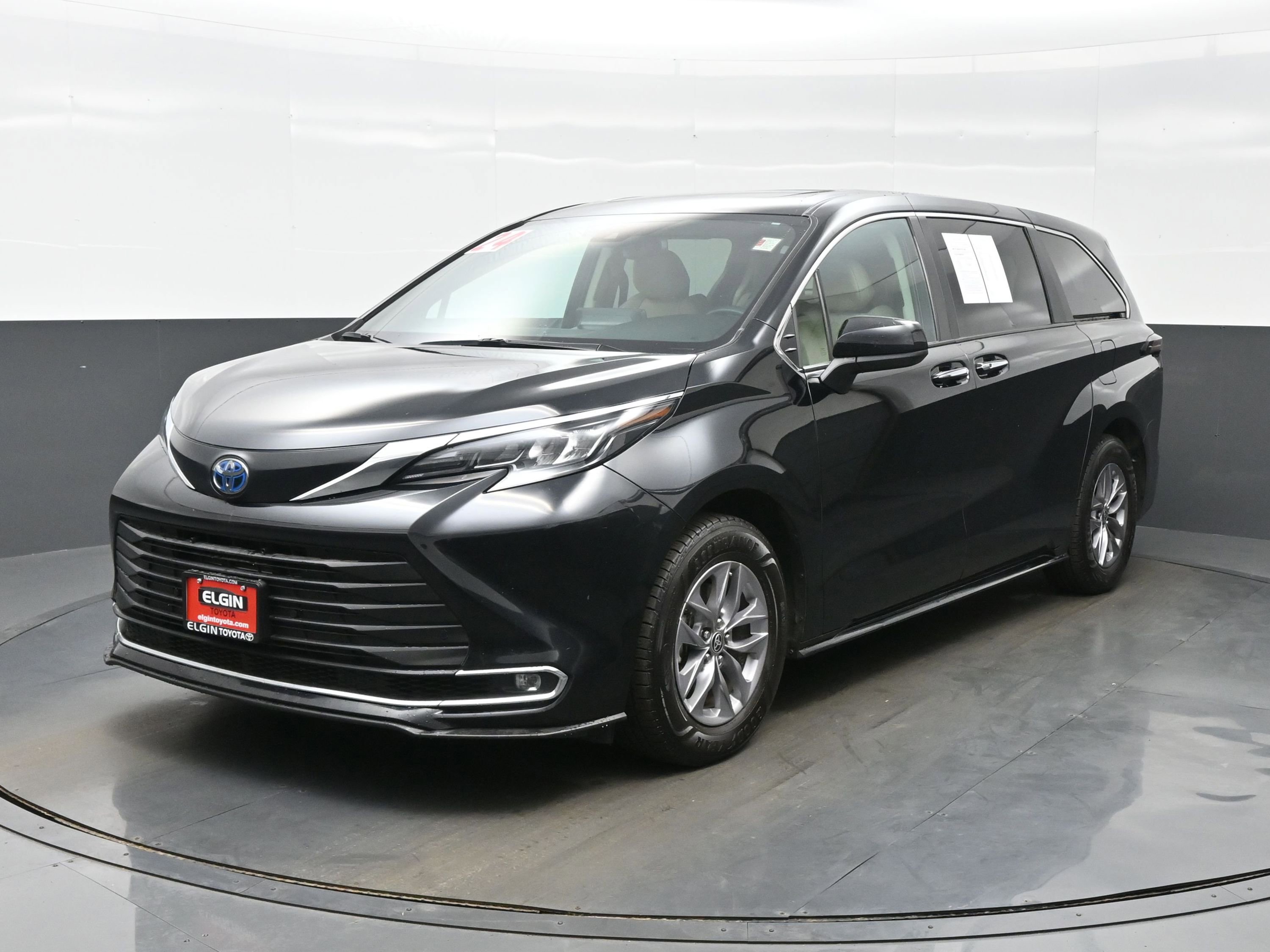 Used 2024 Toyota Sienna XLE AWD/4WD image 2
