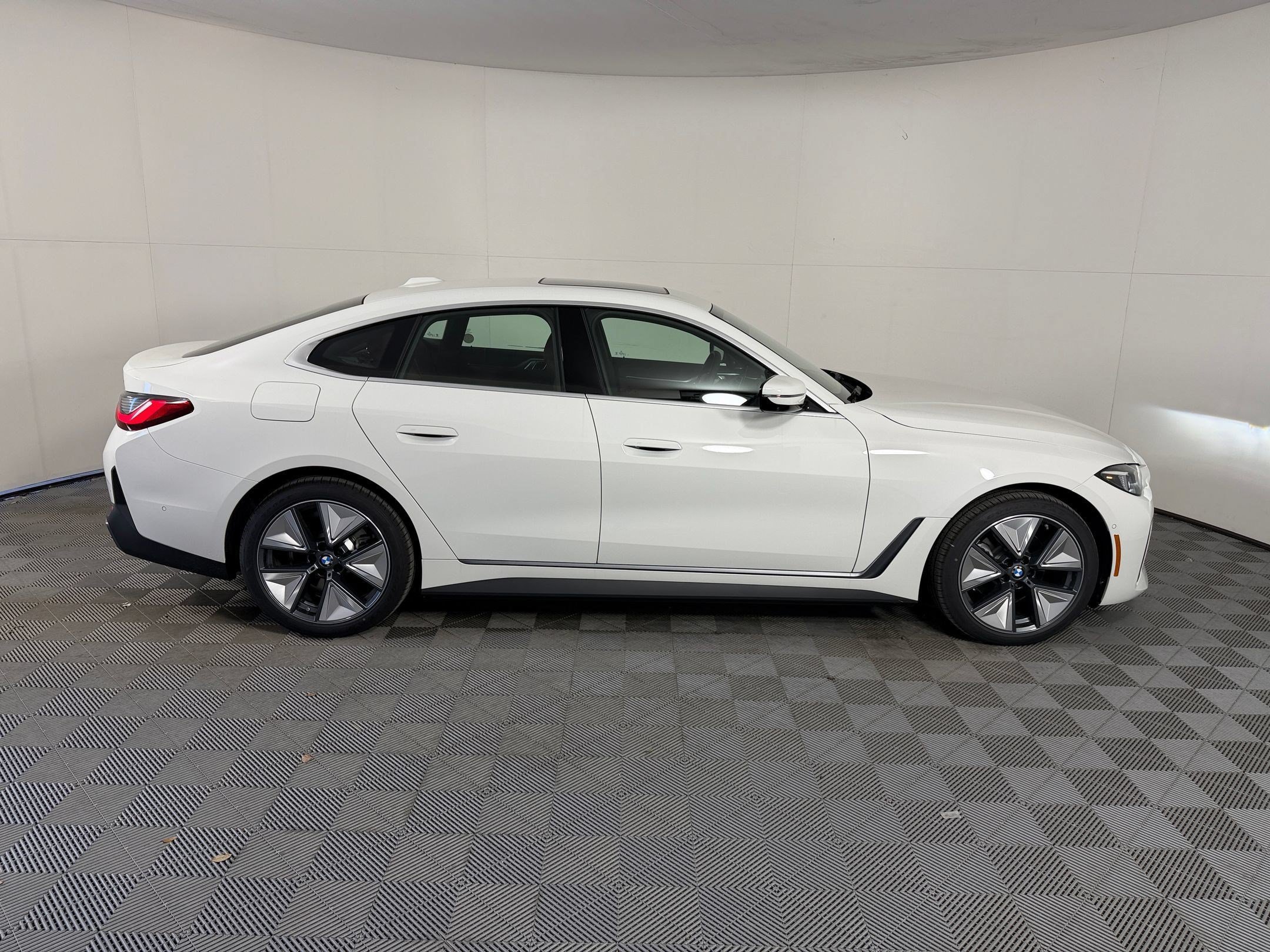 Used 2026 BMW i4 eDrive40 w/ Premium Package RWD image 8