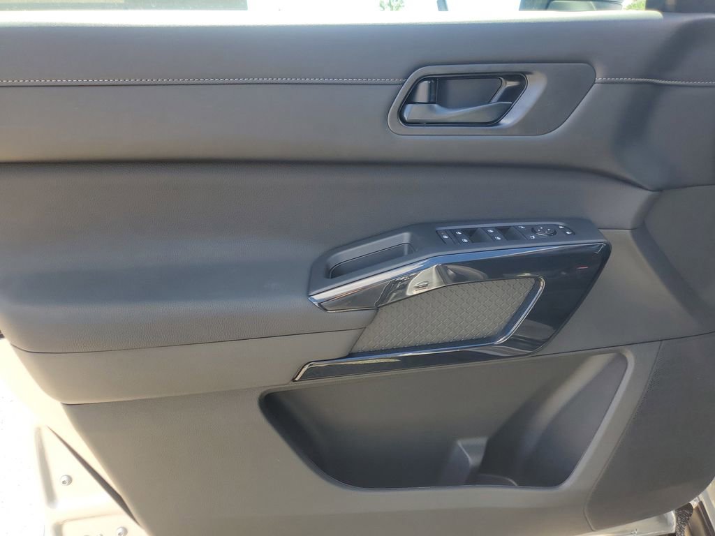 New 2025 Nissan Pathfinder SV w/ Black Appearance Package image 9