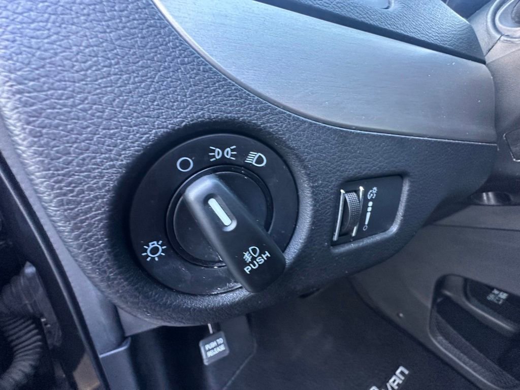 Used 2015 Dodge Grand Caravan SXT w/ Blacktop Package FWD image 21
