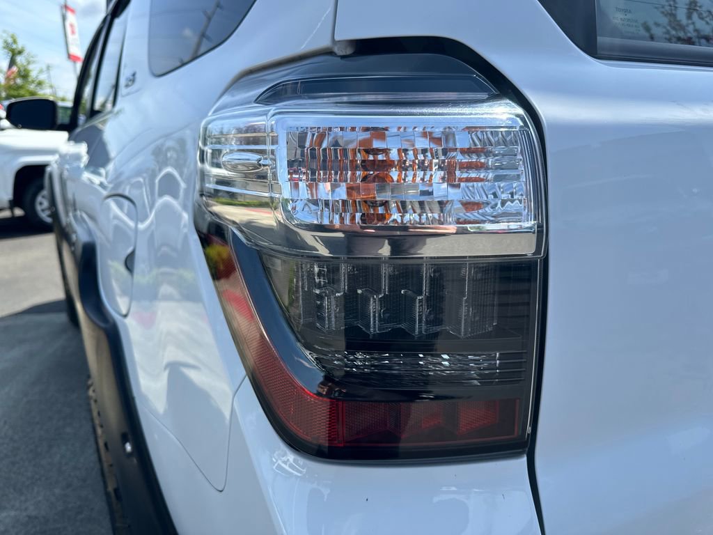 Used 2018 Toyota 4Runner SR5 AWD/4WD image 10