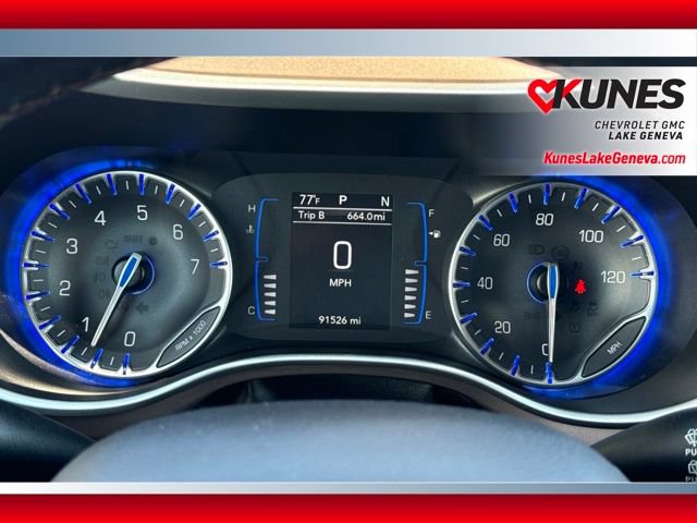 Used 2019 Chrysler Pacifica Touring-L FWD image 4