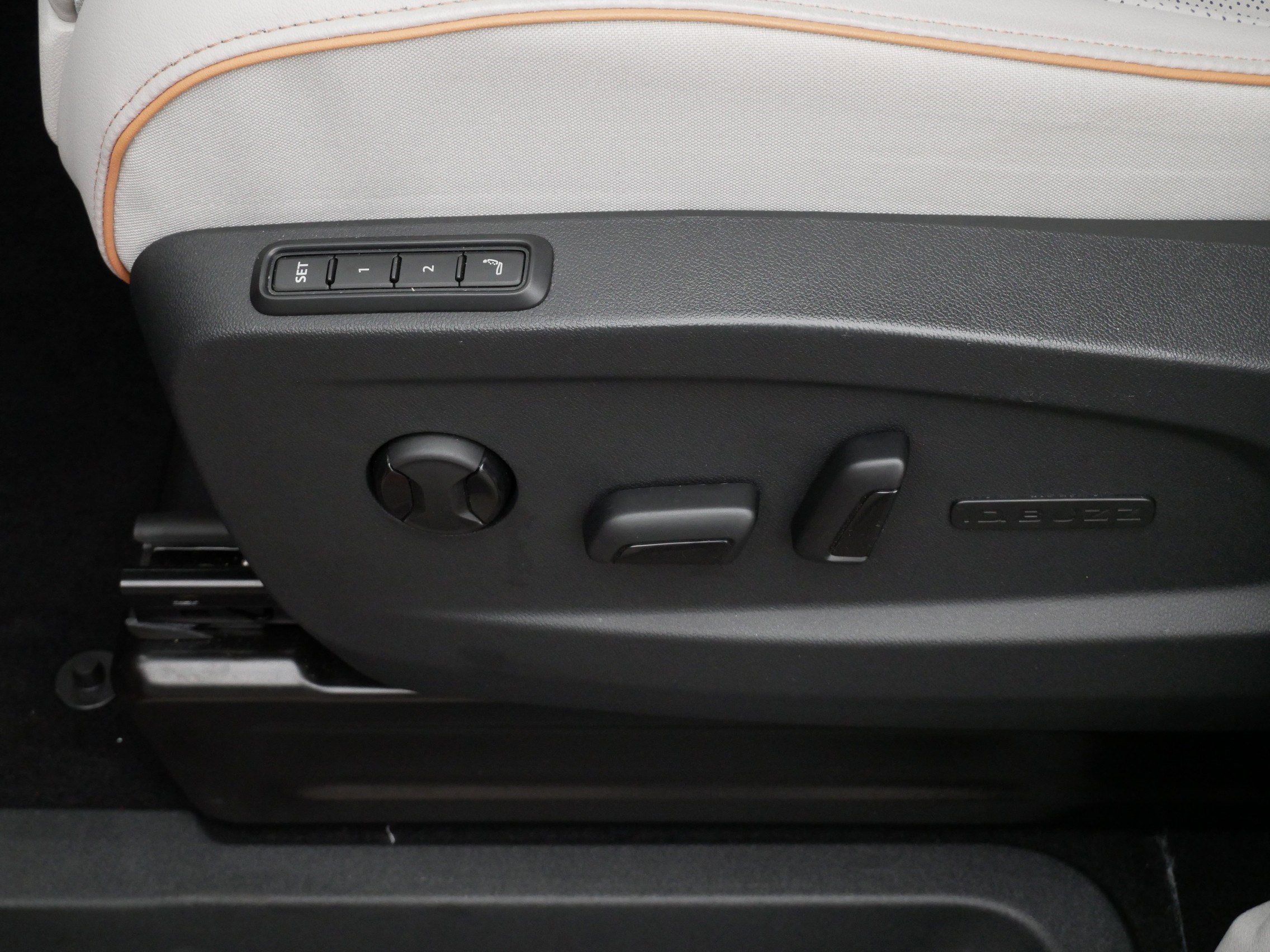 Used 2025 Volkswagen ID. Buzz 1st Edition RWD image 20