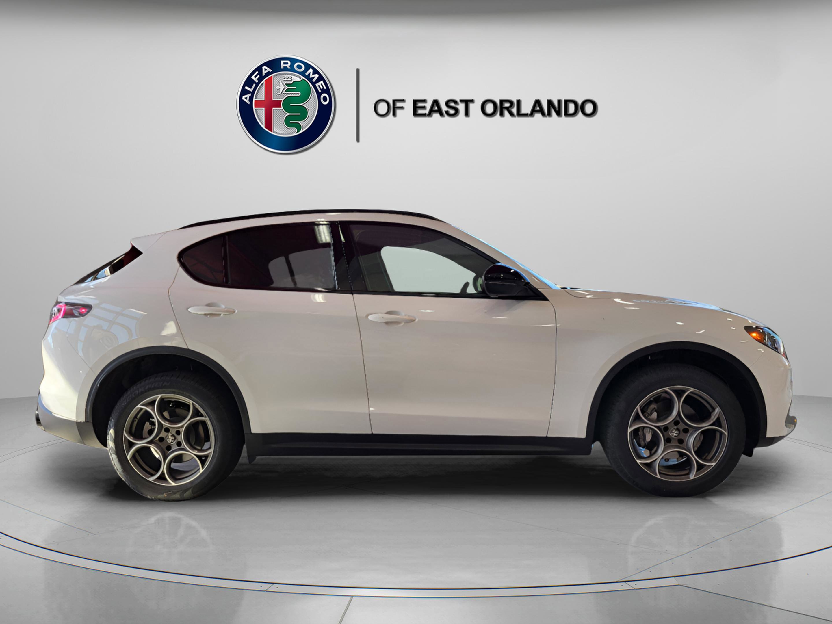 New 2025 Alfa Romeo Stelvio Sprint image 9