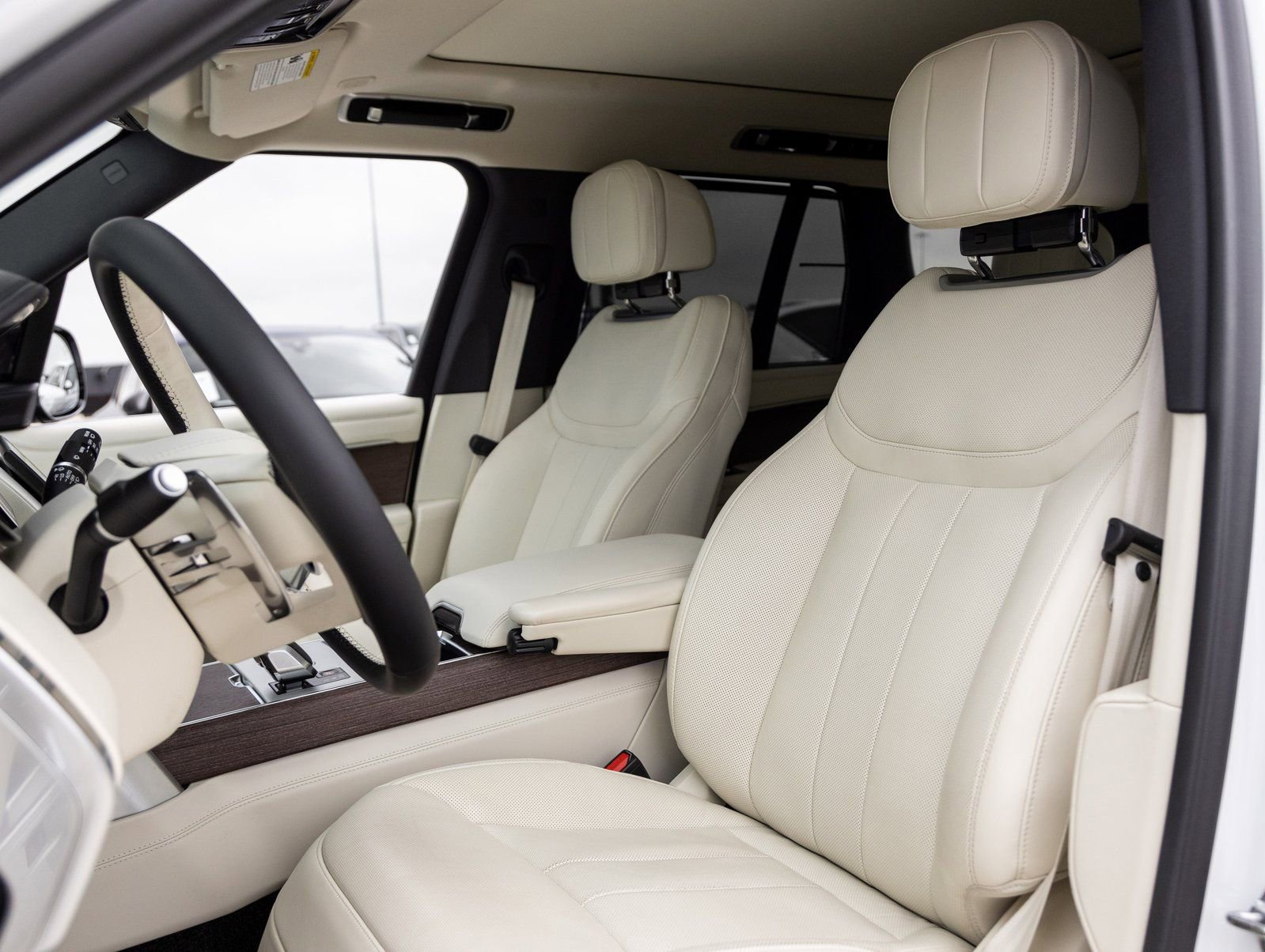 Used 2025 Land Rover Range Rover SE image 5