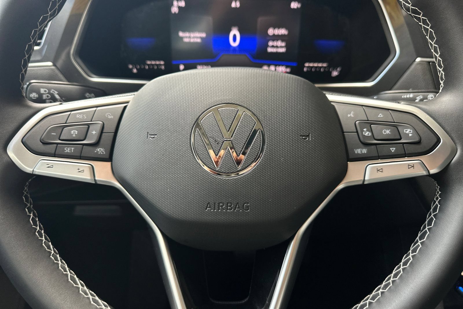 Used 2023 Volkswagen Tiguan SE w/ Panoramic Sunroof Package FWD image 25