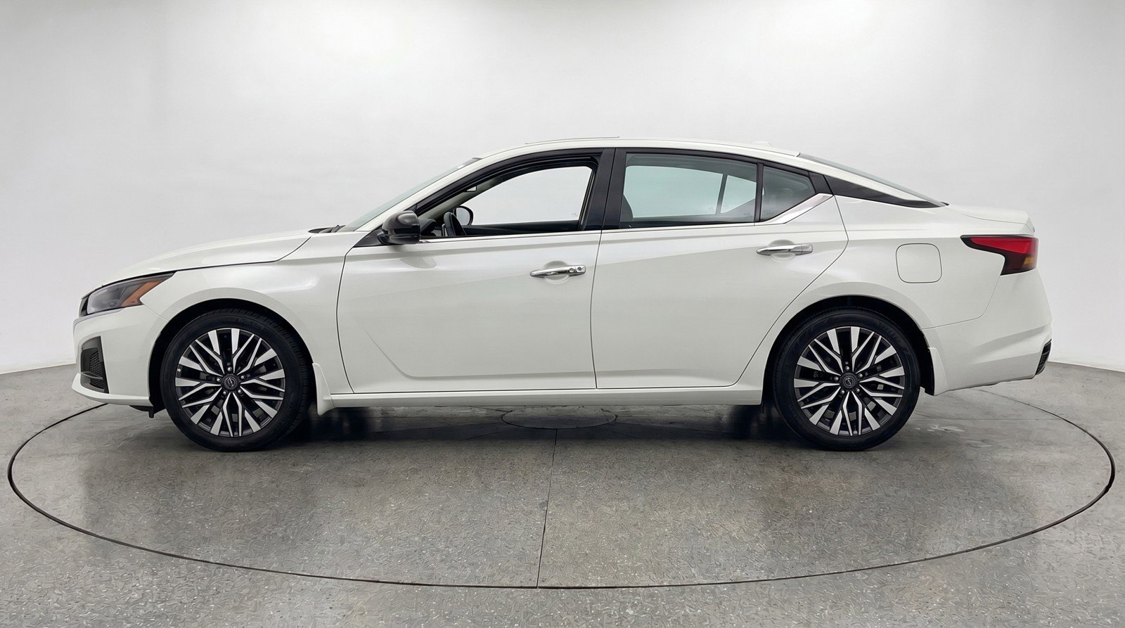 Used 2025 Nissan Altima 2.5 SV FWD image 5