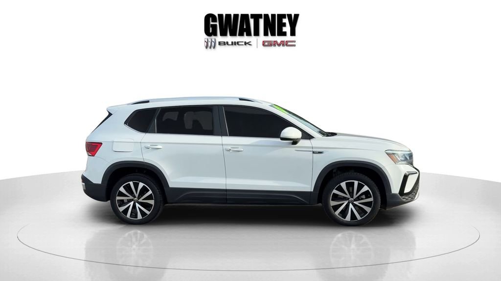 Used 2022 Volkswagen Taos SE FWD image 2