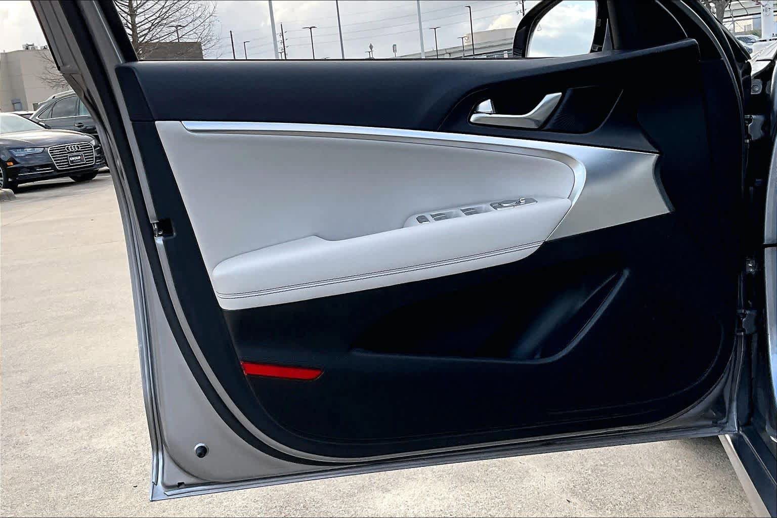 Used 2025 Genesis G70 2.5T RWD image 32