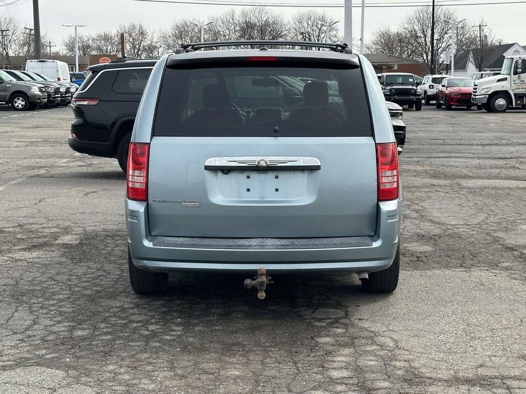 Used 2008 Chrysler Town & Country Touring image 5