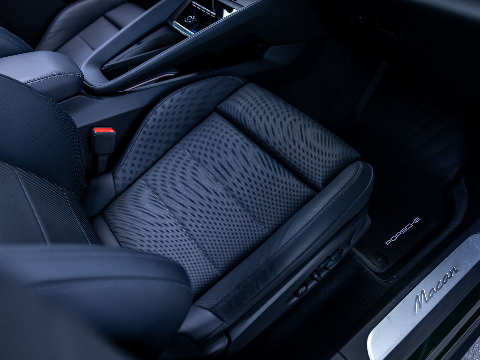 Certified 2025 Porsche Macan Electric RWD image 50