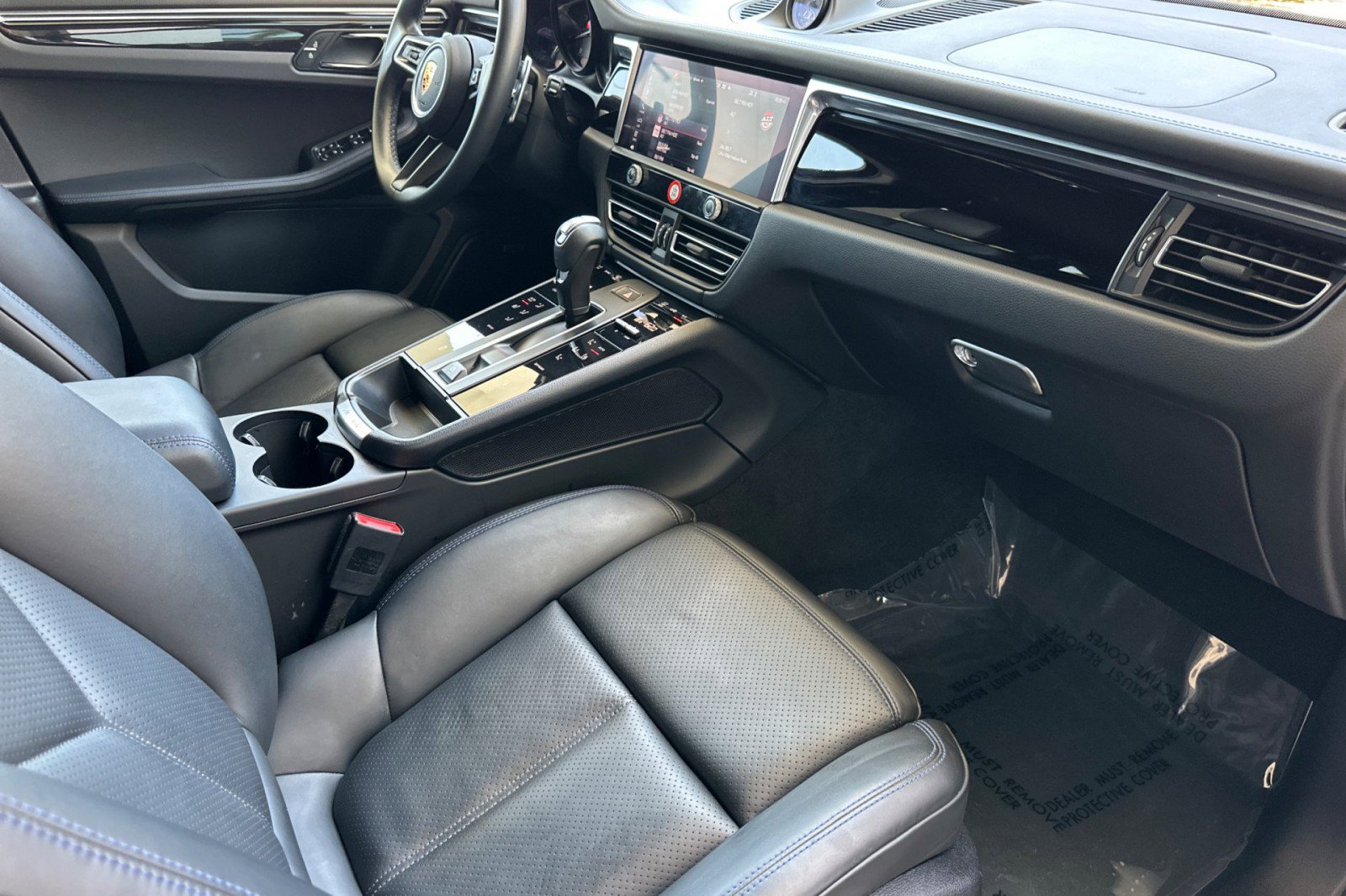 Certified 2022 Porsche Macan AWD/4WD image 16