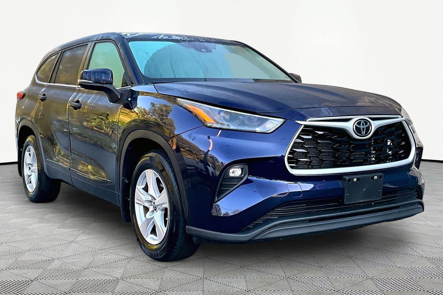 Used 2023 Toyota Highlander LE FWD image 3